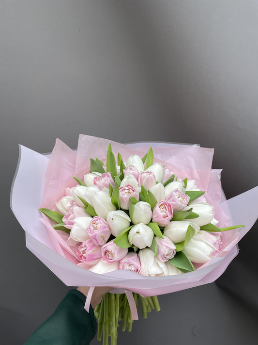 Fiona - bouquet of white and pink tulips